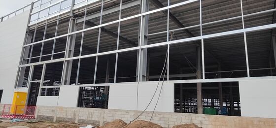 Steel purlin and column framework building customizable layout heavy‑duty crane base suitable for manufacturing workshop raw‑material warehouse