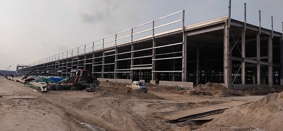 Steel purlin and column framework building customizable layout heavy‑duty crane base suitable for manufacturing workshop raw‑material warehouse