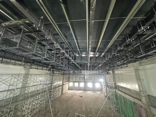 Single Span Pre‑engineered Steel Building Textile Factory Workshop Side Access Door Units Galvanized Steel Columns On‑site Erection