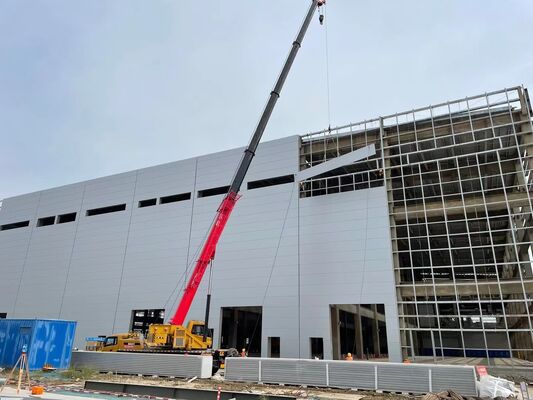 Steel purlin and column framework building customizable layout heavy‑duty crane base suitable for manufacturing workshop raw‑material warehouse